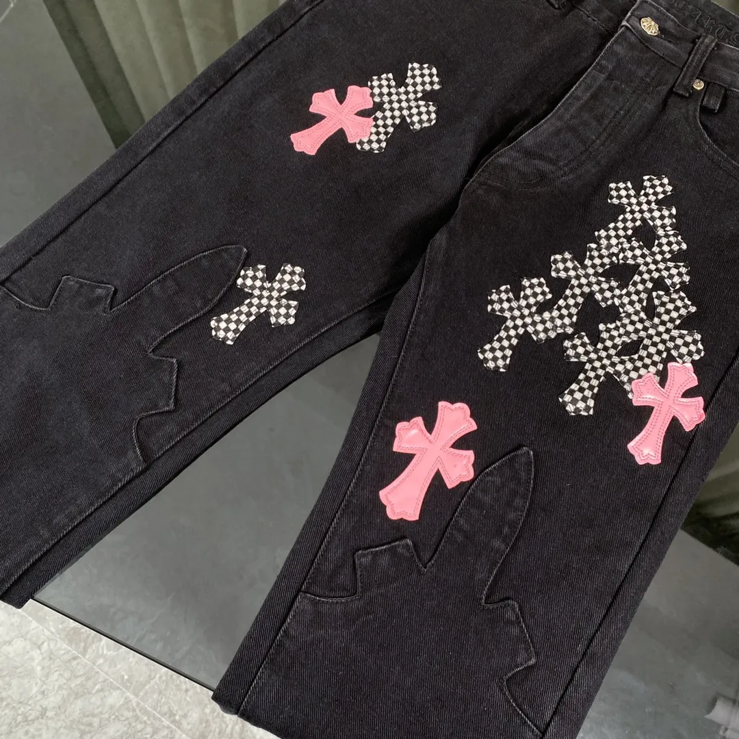 🅿️330 Chrome hearts new city-limited style flame plaid black and pink jeans Chrome hearts city-limited jeans Hardware customization Original development vintage levis American-made 501 black and gray base version Levi's American-made 501 base version Imported sheepskin 925 silver jewelry remake [Top heavy industry fashionable design] Consistently made in high street luxury style. Speaking of this style, the Zangyin family and GU family are definitely the leading representative brands. Especially the Zangyin family has really achieved a state-of-the-art effect in creating high street style. The unique washed material is used to create this style. The color system is quite eye-catching. It is decorated with patchwork cross flowers, which cleverly highlights the charm of the brand. Secondly, this style uses classic The high-waist cutting design highlights the long legs and fashionable temperament of the upper body. The brand is highly recognizable and the slim fit configuration is more suitable for daily wear. It is a product that interprets personality, fashion, and specifications at a glance. This single product is enough to make any fan excited. It can be a white T-shirt for youthful preppy style, or a tight suspender for lady style. It has strong matching ability and can be easily controlled by men.  [Material and craftsmanship] Needless to say, this point goes without saying. As an excellent craftsman brand, Zangyin has really perfect requirements for details and craftsmanship. The washed color of this model has gone through so many processes, not to mention the embellishment of the denim appliqués. It is also purely handmade and sewn. Just like what they believe in, only handmade things have soul and have the meaning of wear. A top-notch heavy-duty fashionable denim item, I look forward to your perfect interpretation! !  Color: Black Size: S M L XL